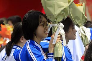 最萌身高差！余嘉豪与13岁的中国亚运史上最小冠军崔宸曦合影
